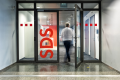 SDS Setting Digital Standards Schriftzug auf Glastür im SDS HQ