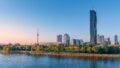 Donauufer in Wien mit Wolkenkratzer und Bürogebäuden im Hintergrund