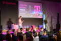 Speaker auf Bühne beim T-Systems Sommerfest 2025