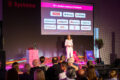 Moderatorin auf Bühne beim T-Systems Sommerevent 2025