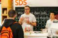 2 SDS Mitarbeiter bei Karrieremesse erklären Interessenten mehr über SDS