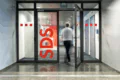 Glastür im SDS Bürogebäude mit SDS Setting Digital Standards Schriftzug