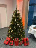 Weihnachtsbaum mit SDS Weihnachtsschmuck beim Community Forum 2025 Event