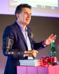 Speaker auf Bühne beim T-Systems Sommerfest 2025