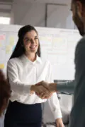 Frau und Man beim Handschlag nach einem erfolgreichen Meeting